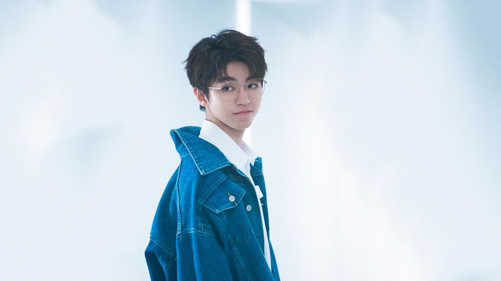 AIYOUXI.COM-湖人训练营采访环节气氛轻松队员笑容不断，湖人队赛后采访